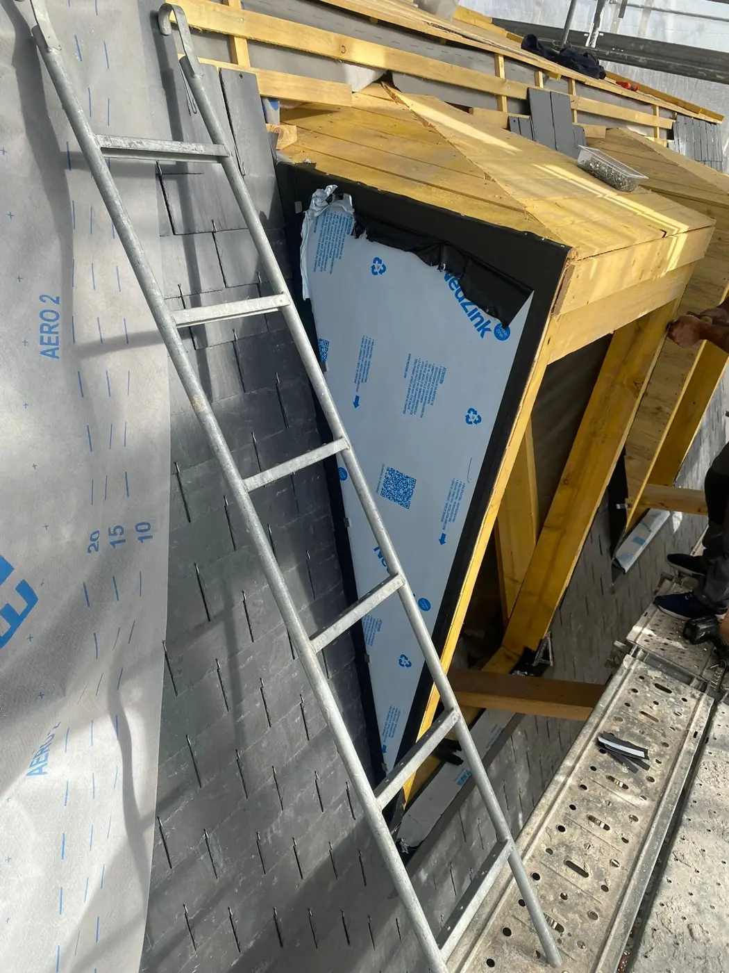 Pose de fenêtre de toit Velux