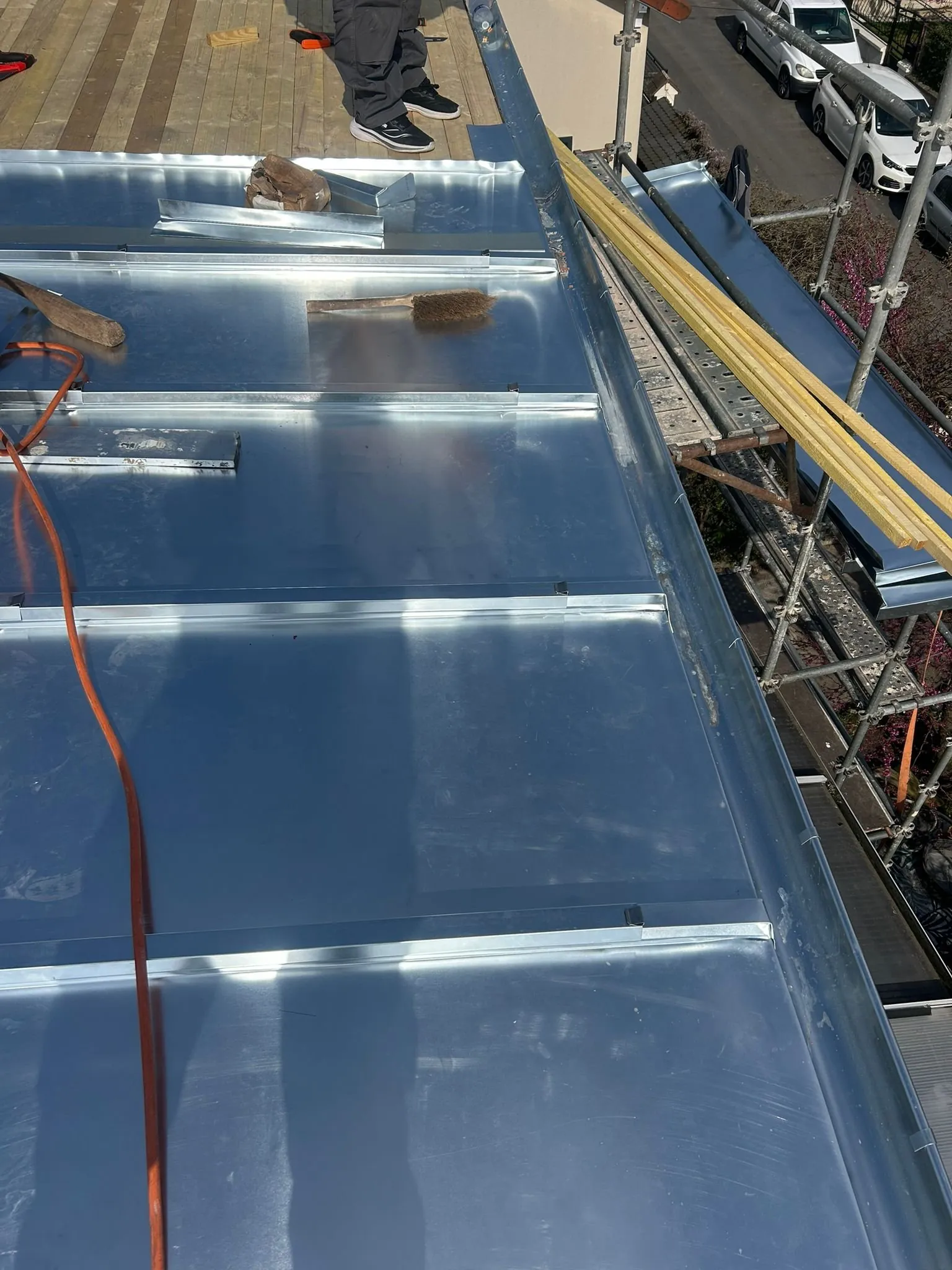 Toiture en zinc d’un immeuble parisien rénové par Les Compagnons Lecoq